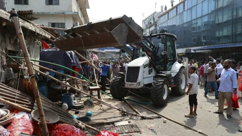 বুধবার মিরপুর-১ এলাকায় সড়ক ও ফুটপাতে থাকা অবৈধ দোকান উচ্ছেদ অভিযান পরিচালনা করছে ঢাকা উত্তর সিটি করপোরেশন। ছবি: সংগৃহীত