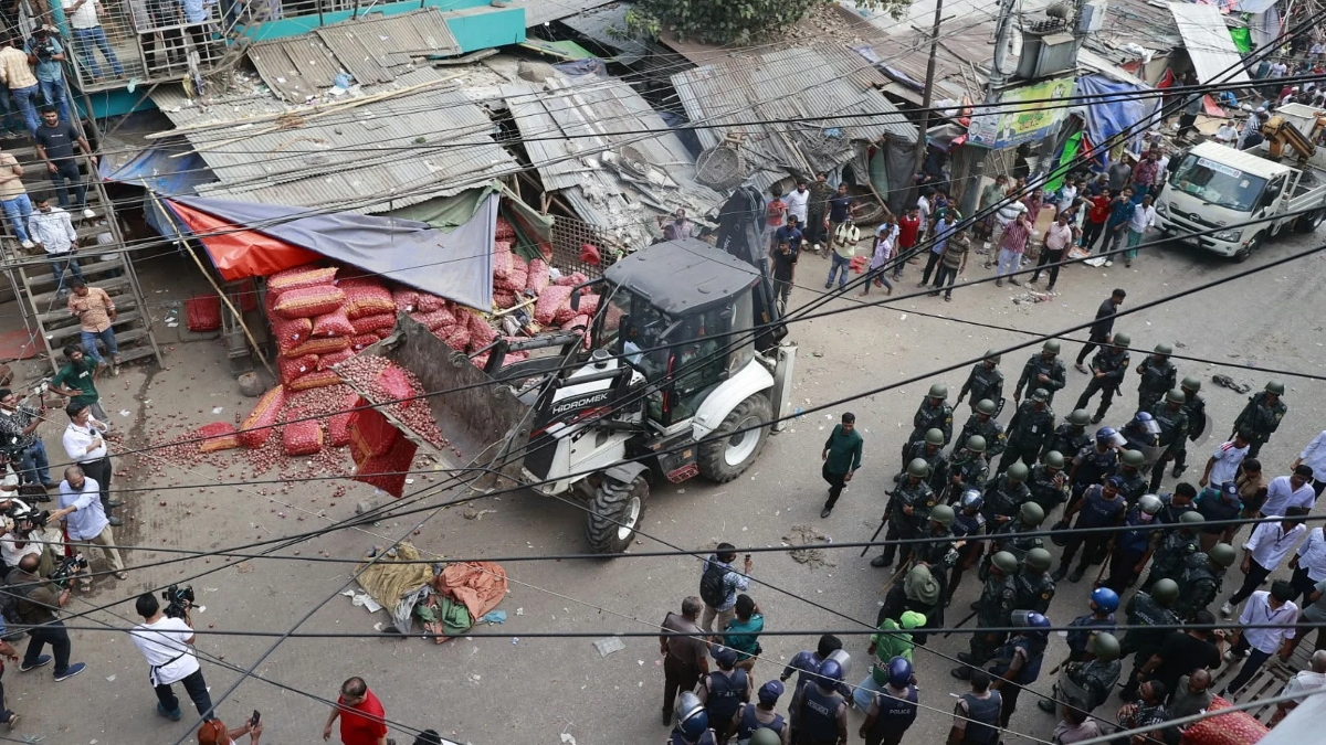 বুধবার মিরপুর-১ এলাকায় সড়ক ও ফুটপাতে থাকা অবৈধ দোকান উচ্ছেদ অভিযান পরিচালনা করছে ঢাকা উত্তর সিটি করপোরেশন। ছবি: সংগৃহীত