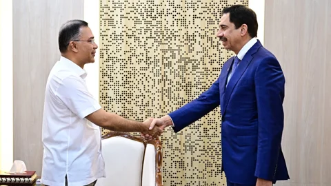 বৃহস্পতিবার সচিবালয়ে প্রধানমন্ত্রী তারেক রহমানের সঙ্গে সাক্ষাৎ করেন ডিপি ওয়ার্ল্ডের বোর্ড অব ডিরেক্টরসের চেয়ারম্যান এসা কাজিম। ছবি: পিএমও