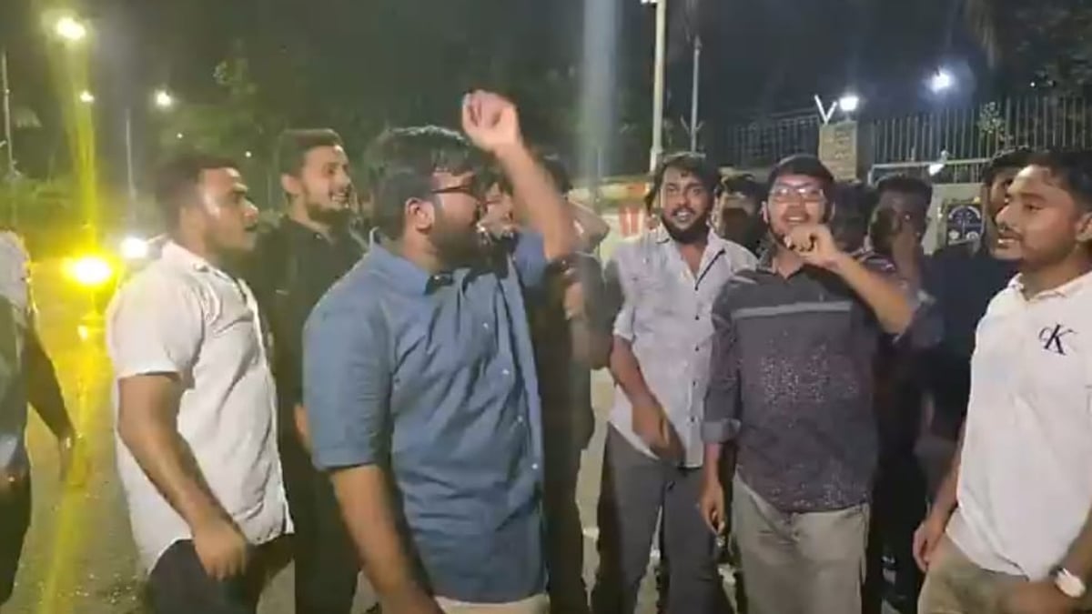 ডাকসুর ব্যালট নীলক্ষেতে ছাপার খবরে ঢাবিতে বিক্ষোভ
