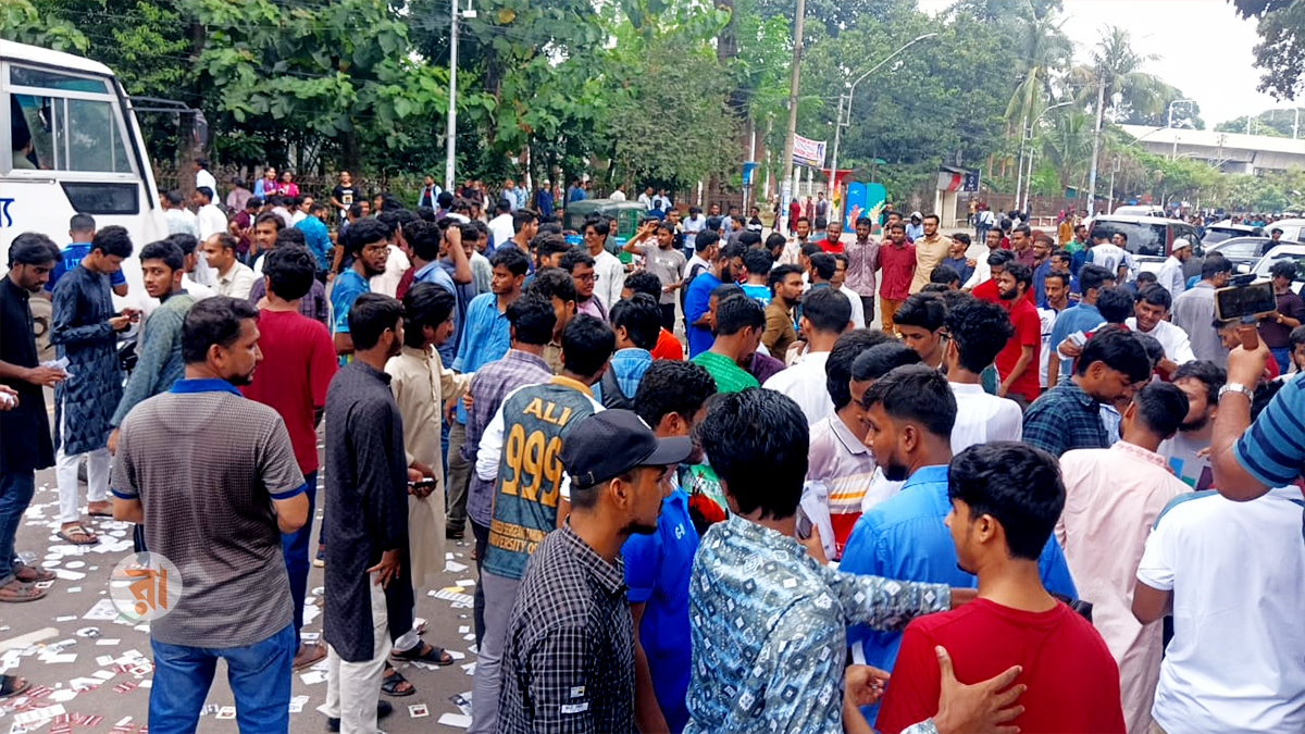 ভোটকেন্দ্রে বাড়ছে ভোটারের চাপ
