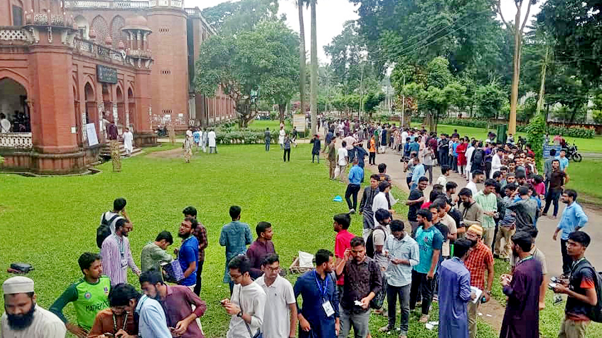 কার্জন হলের এক পোলিং অফিসারকে অব্যাহতি