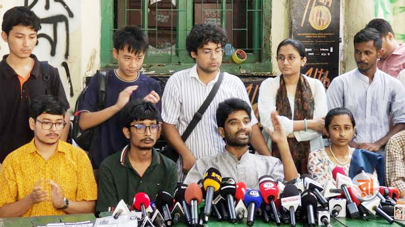 রোববার মধুর ক্যানটিনের সামনে প্রতিরোধ পর্ষদের সংবাদ সম্মেলনে বক্তব্য রাখছেন মেঘমল্লার বসু। ছবি: রাজনীতি ডটকম