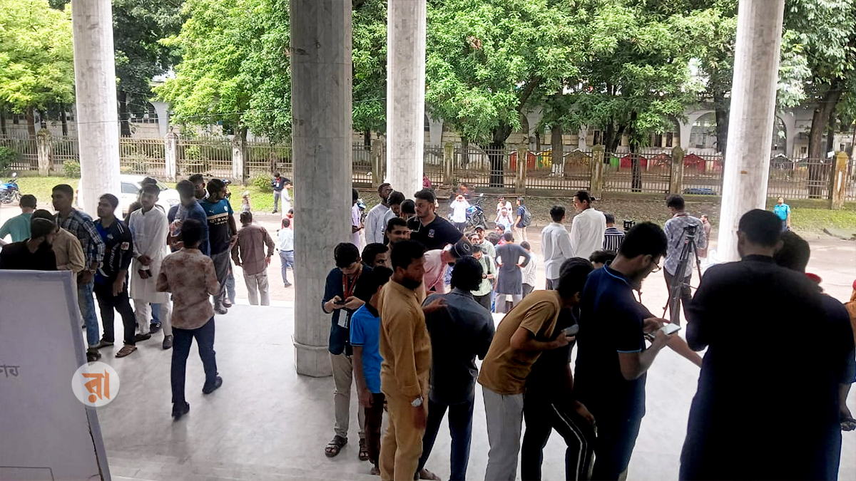 কেন্দ্রে কেন্দ্রে ভোটারদের দীর্ঘ লাইন