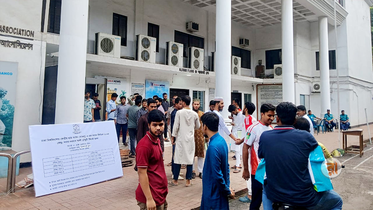 কেন্দ্রে কেন্দ্রে ভোটারদের ভিড়, ডাকসুর ভোট শুরু ৮টায়