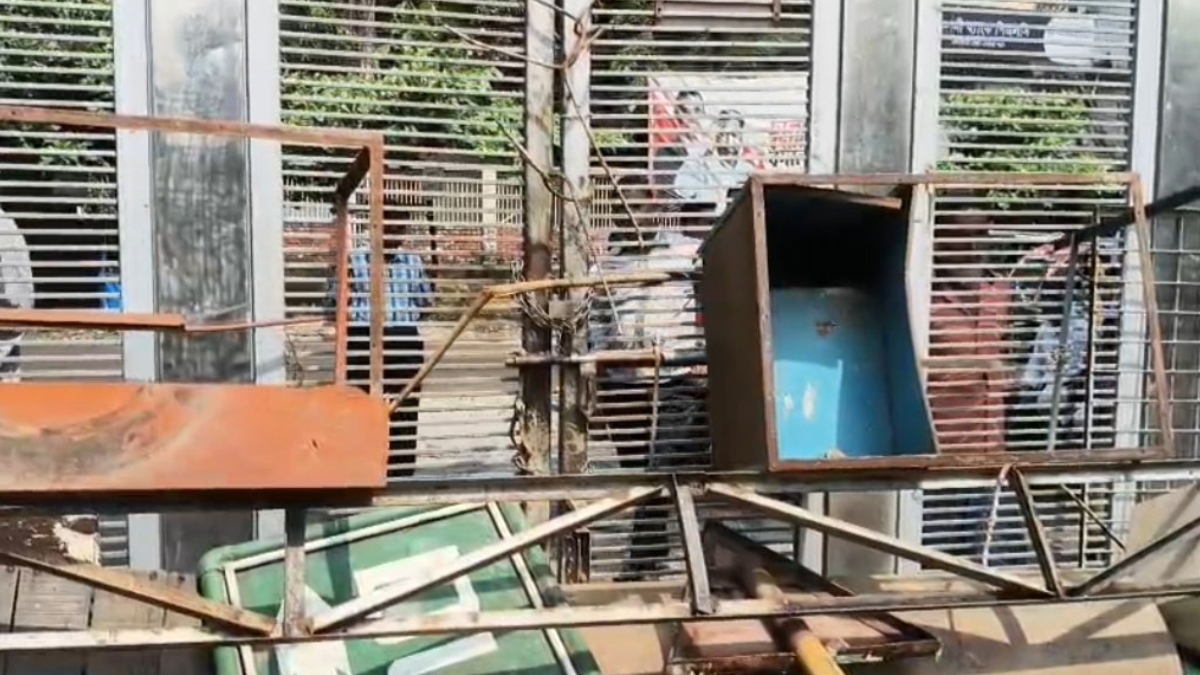 মূল ফটক বন্ধ করে দিয়ে বিশ্ববিদ্যালয়ের কর্মকর্তা-কর্মচারীদের ভেতরে প্রবেশ করতে দিচ্ছেন না শিক্ষার্থীরা। ছবি: সংগৃহীত