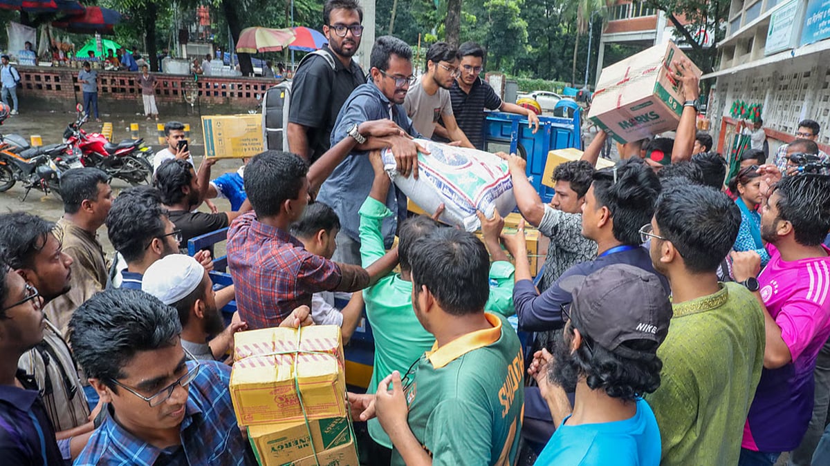 টিএসসিতে চলছে ত্রাণ সংগ্রহ কর্মসূচি। ছবি: সংগৃহীত