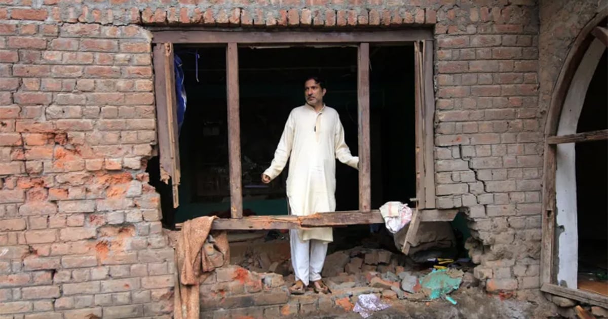 পাকিস্তানি গোলার আঘাতে বিধ্বস্ত ভারতশাসিত কাশ্মিরের একটি বাড়ি। ছবি: আনাদোলু এজেন্সি