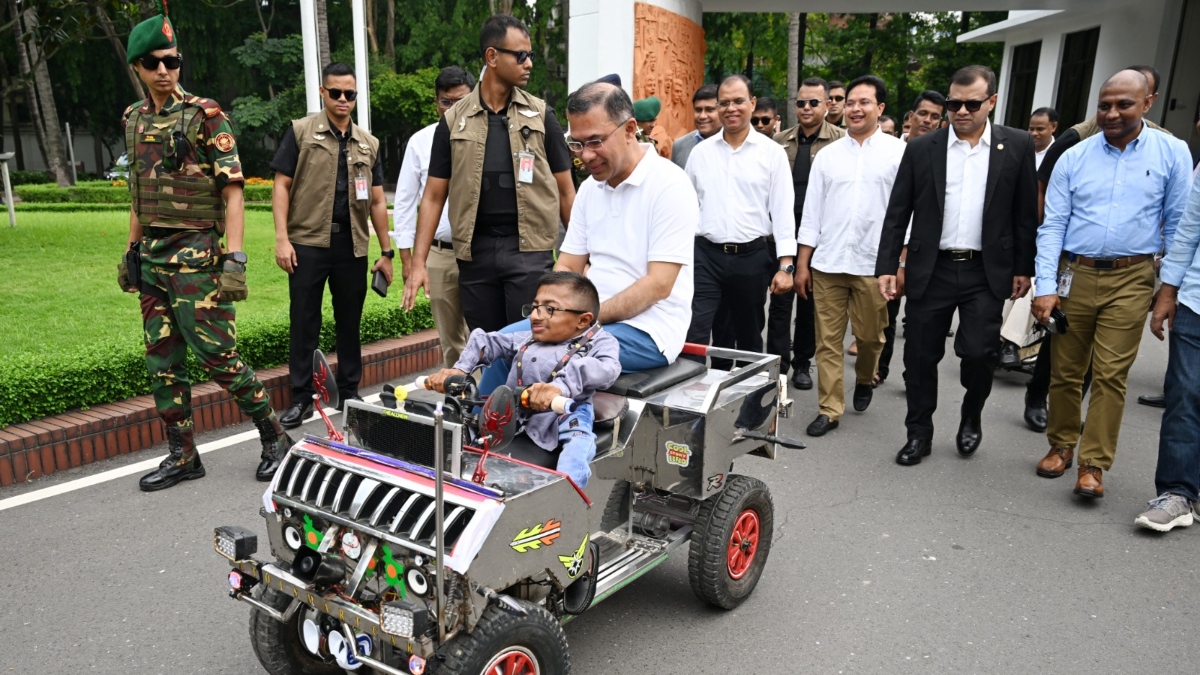 Prime Minister rides in 'smart car' built by Wakimul, who overcame obstacles