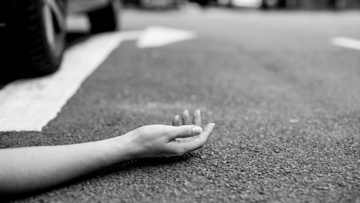 Dead-Body-On-Road-Female