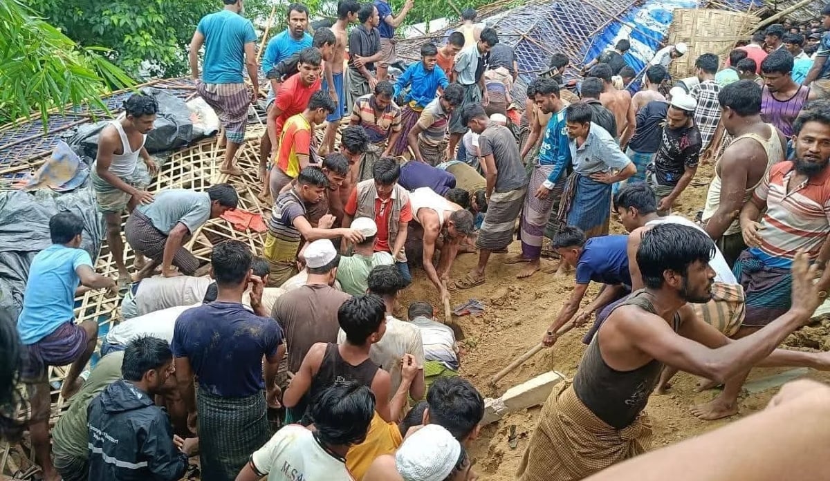 হেফজখানার ওপরে পাহাড়ধসে চাপা পড়া শিশুদের উদ্ধারের চেষ্টা করছেন ক্যাম্পের রোহিঙ্গা ও উদ্ধারকর্মীরা। ছবি: সংগৃহীত