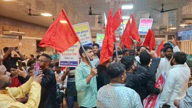 ন্যূনতম মজুরি ৩০ হাজার টাকার দাবি: ১ ডিসেম্বরের আলটিমেটাম গার্মেন্টস শ্রমিকদের