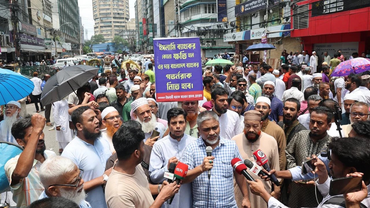 গণমাধ্যমের সঙ্গে কথা বলছেন ইসলামী ব্যাংক গ্রাহক ফোরামের এক প্রতিনিধি। ছবি: সংগৃহীত