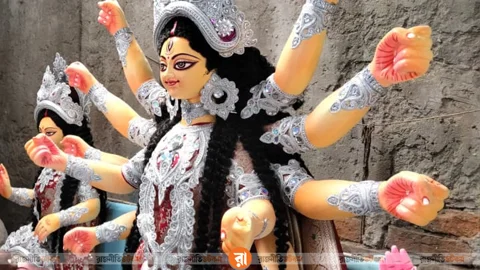 মহাষষ্ঠীর মাধ্যমে শুরু হচ্ছে এ বছরের শারদীয় দুর্গোৎসবের আনুষ্ঠানিকতা। ছবি: রাজনীতি ডটকম