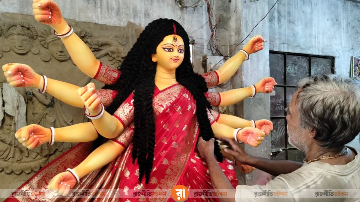 এ বছর ঘোড়ায় চড়ে মর্ত্যে আসছেন দেবী দুর্গা, ফিরবেন নৌকায় চড়ে। ছবি: রাজনীতি ডটকম