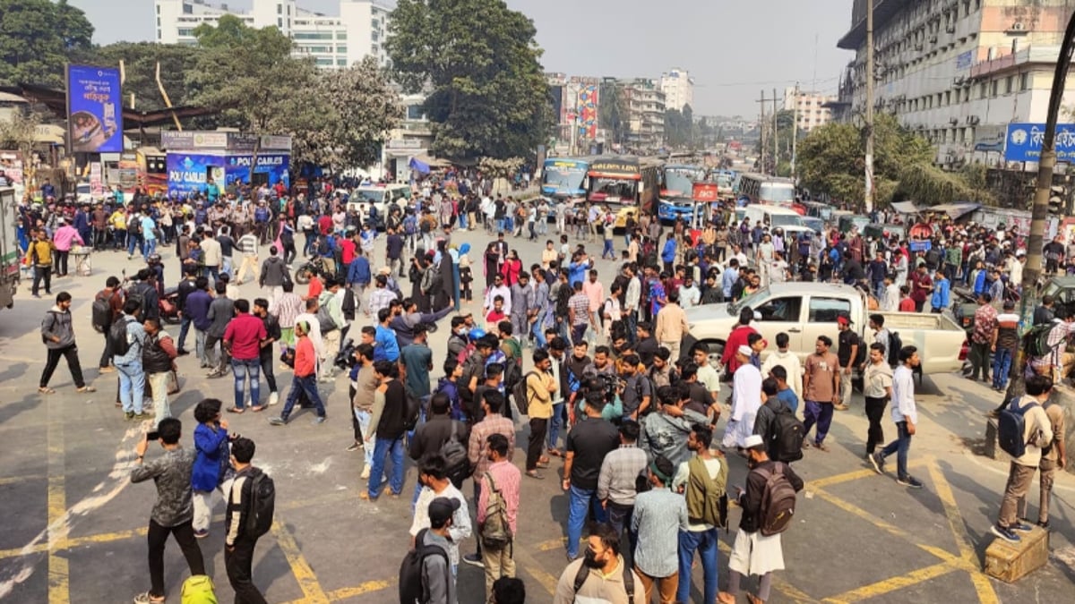 Dhaka-Central-University_Road-Blockade