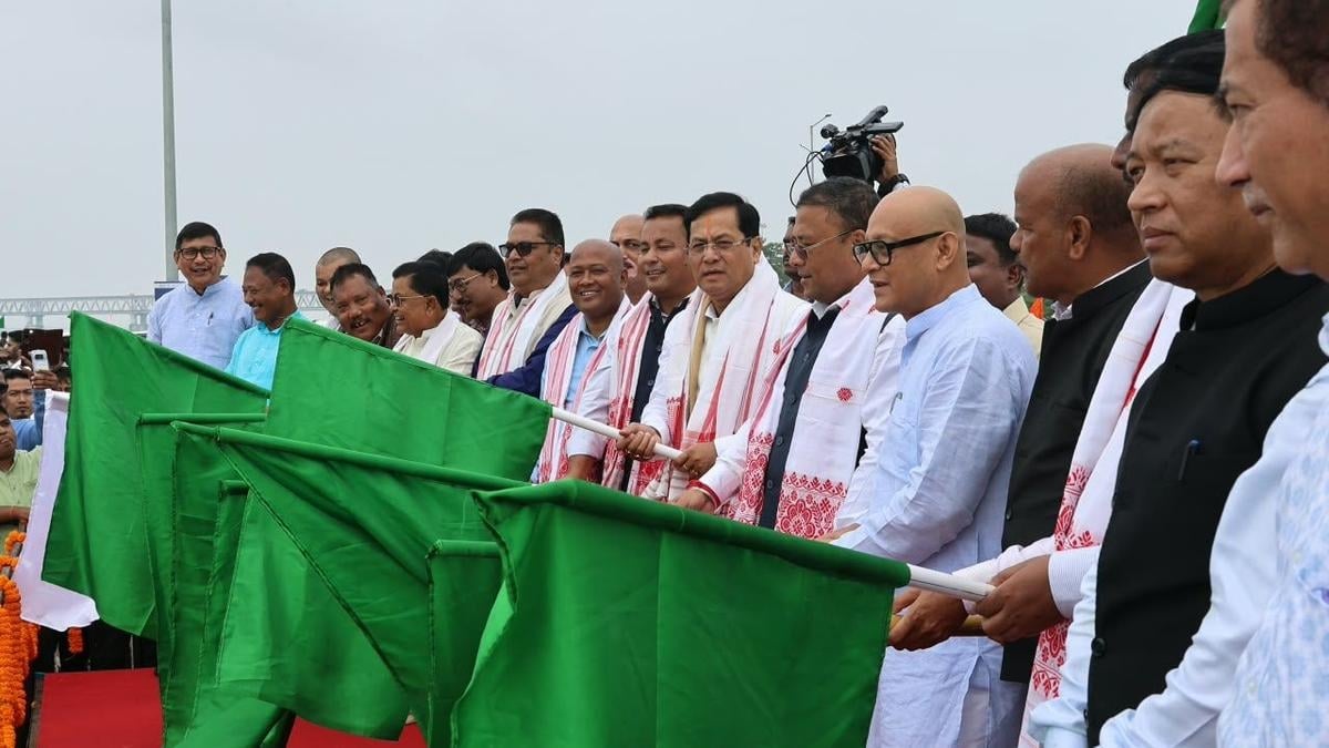 ভারতের কেন্দ্রীয় জাহাজ ও নৌপরিবহনমন্ত্রী সর্বানন্দ সোনোয়ালসহ অন্যরা জাহাজটির যাত্রা উদ্বোধন করেন। আসামের মুখ্যমন্ত্রী হিমন্ত বিশ্বশর্মাও ভার্চুয়ালি অনুষ্ঠানে যুক্ত ছিলেন। ছবি: সংগৃহীত