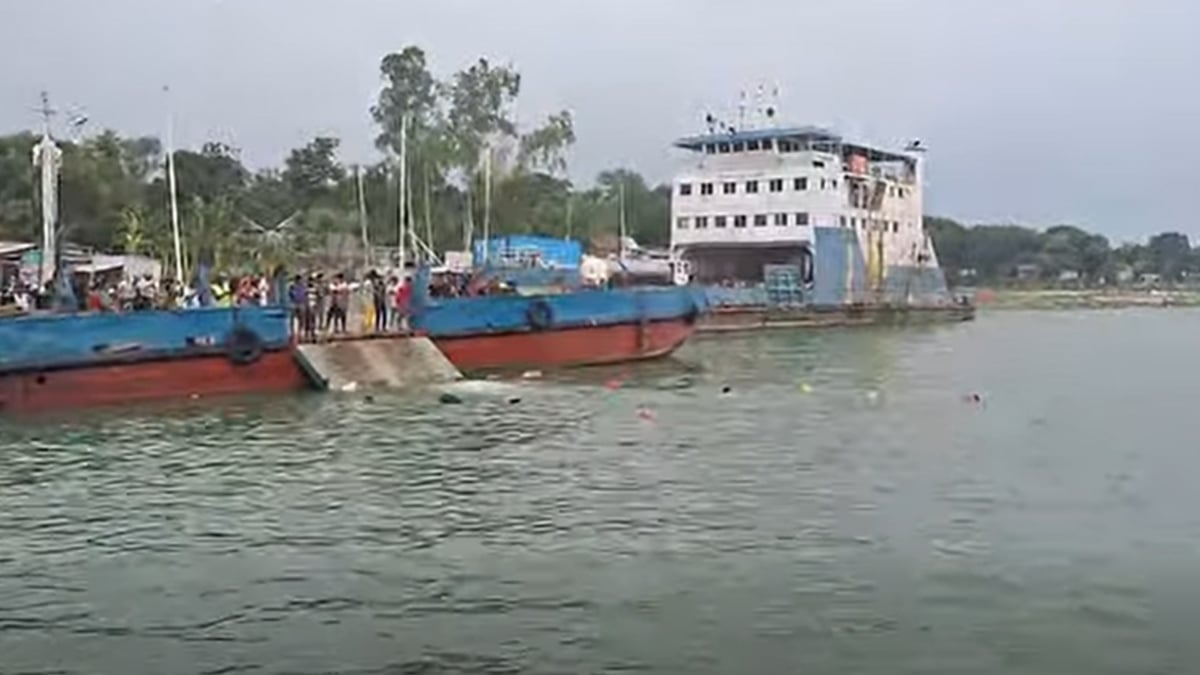 ফেরি ঘাটে ফের পদ্মায় ডুবেছে যাত্রীবাহী বাস, হতাহত নেই