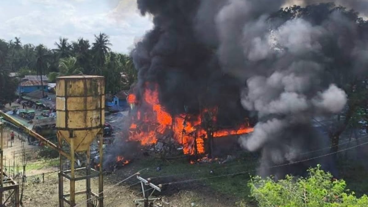 রাখাইনে ফের সামরিক বাহিনীর হামলা, নিহত ৩৩