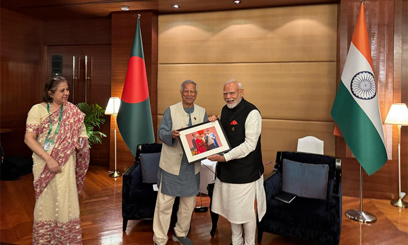 Dr-Yunus-Handing-Over-Photograph-To-Narendera-Modi-04-04-2025