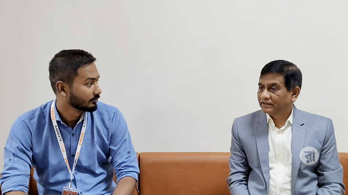 রাজনীতি ডটকমের প্রতিবেদকের সঙ্গে ড. জিল্লুর রহমান। ছবি: রাজনীতি ডটকম