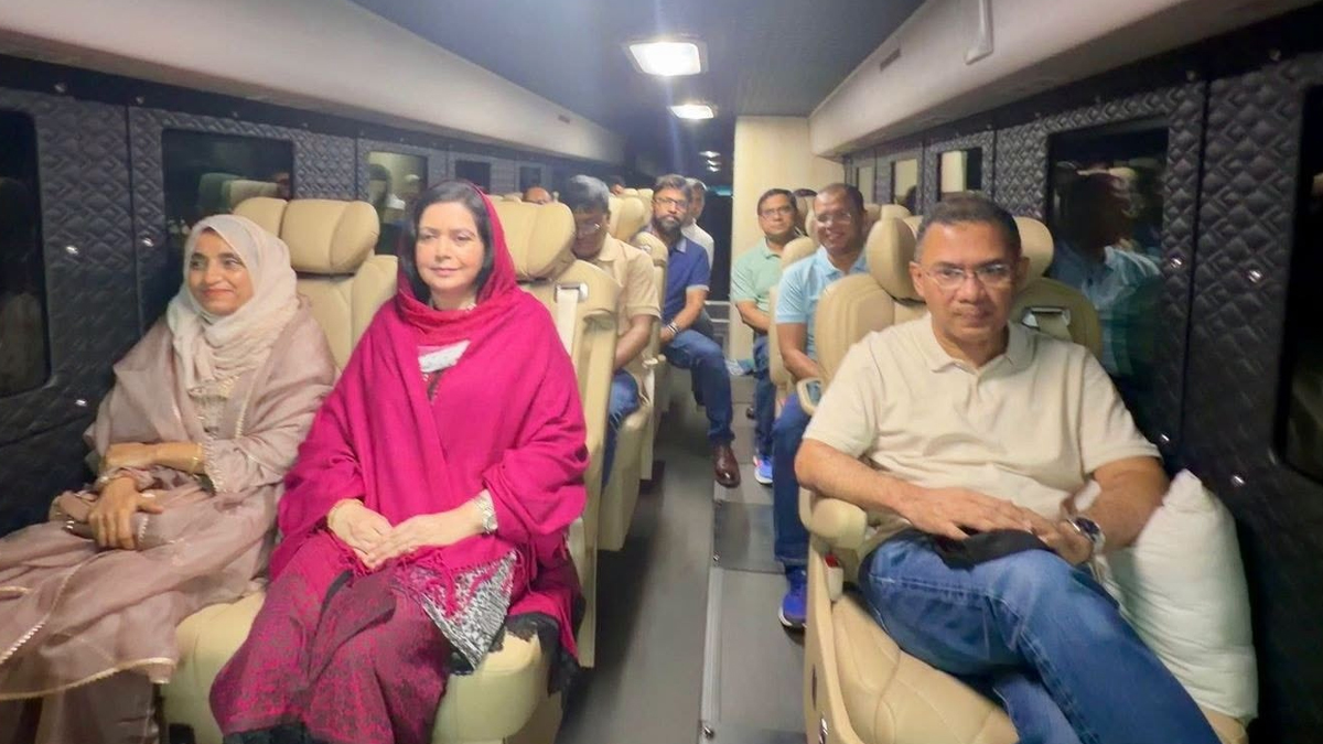 স্ত্রী ডা. জুবাইদা রহমানসহ অন্যরা সফরসঙ্গী হিসেবে রয়েছেন প্রধানমন্ত্রীর সঙ্গে। ছবি: পিএমও