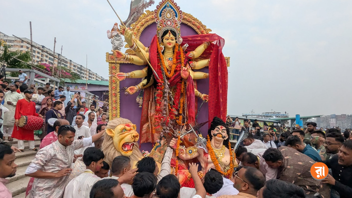শারদীয় দুর্গোৎসবের বিজয়া দশমীতে দেবী দুর্গাকে বিসর্জনের জন্য নিয়ে যাওয়া হয় ওয়াইজঘাটে। ছবি: রাজনীতি ডটকম