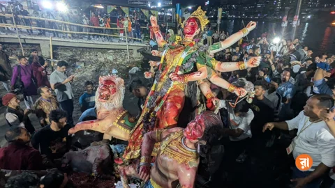 বিজয়া দশমীর সন্ধ্যায় দেবী দুর্গাকে নিয়ে যাওয়া হয়েছে ওয়াইজঘাটে। বুড়িগঙ্গা নদীতে দেবীর বিসর্জনের মাধ্যমে পর্দা নামছে শারদীয় দুর্গোৎসবের। ছবি: রাজনীতি ডটকম