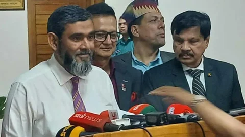 বৃহস্পতিবার নির্বাচন ভবনে প্রেস ব্রিফিংয়ে নির্বাচন কমিশনার আবুল ফজল মো. সানাউল্লাহ। ছবি: সংগৃহীত