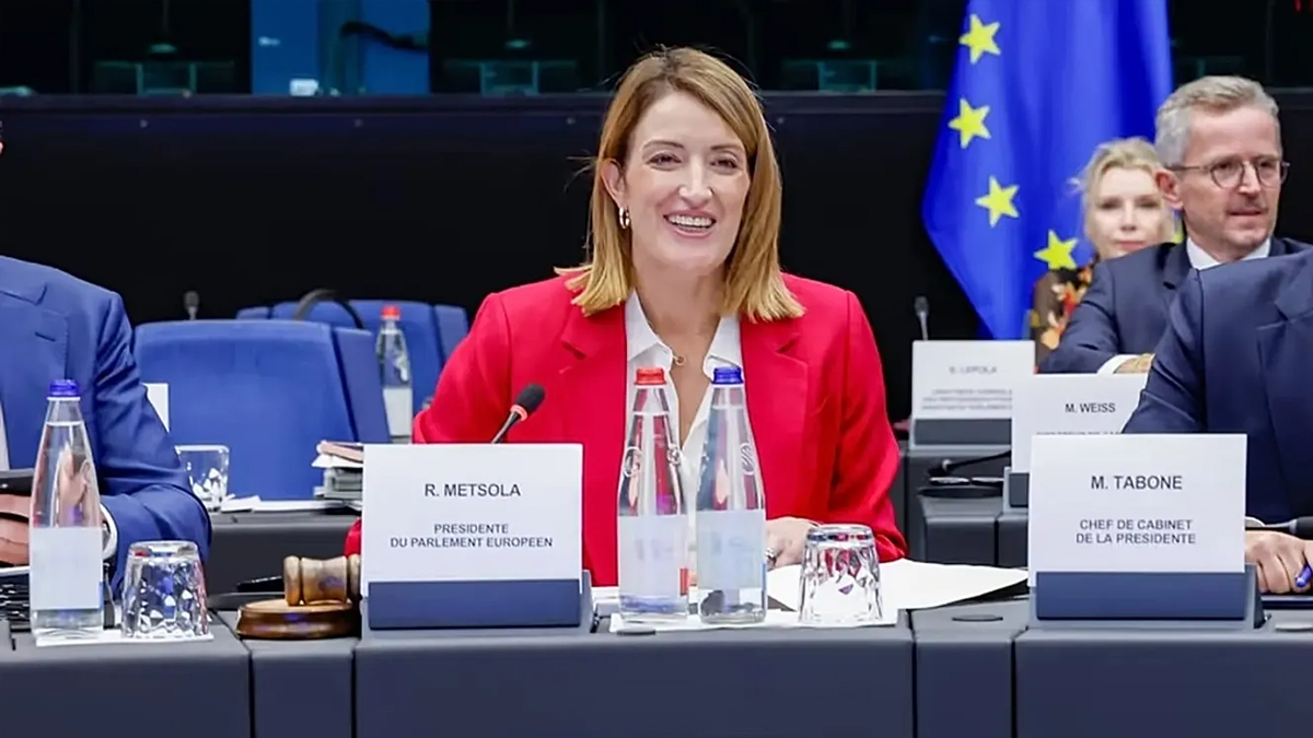 বৃহস্পতিবার ফ্রান্সের স্ট্রাসবুর্গে ইউরোপীয় পার্লামেন্ট অধিবেশনে আইসিসিকে ২০২৬ সালের সাখারভ পুরস্কারে ভূষিত করার ঘোষণা দেন পার্লামেন্টের প্রেসিডেন্ট রবার্তা মেতসোলা। ছবি: সংগৃহীত
