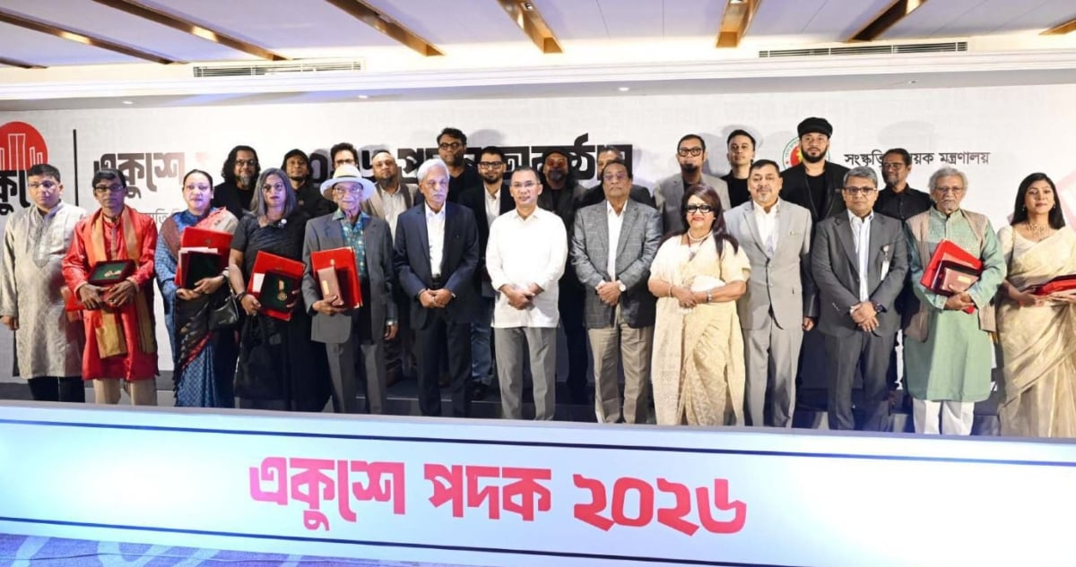 প্রধানমন্ত্রী তারেক রহমান একুশে পদকপ্রাপ্তদের সাথে ফটোসেশনে অংশ নেন। ছবি: পিআইডি