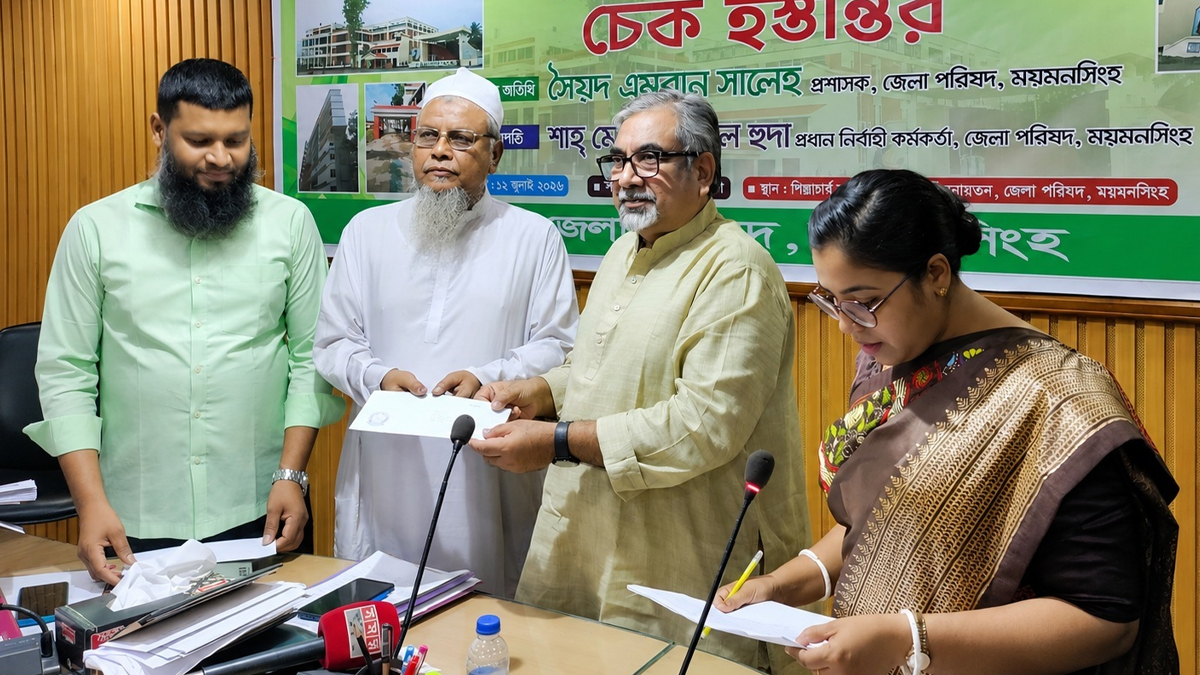 ময়মনসিংহ জেলা পরিষদের প্রশাসক হিসেবে এখন ব্যস্ত সময় কাটছে এমরান সালেহ প্রিন্সের। ছবি: ময়মনসিংহ জেলা পরিষদ