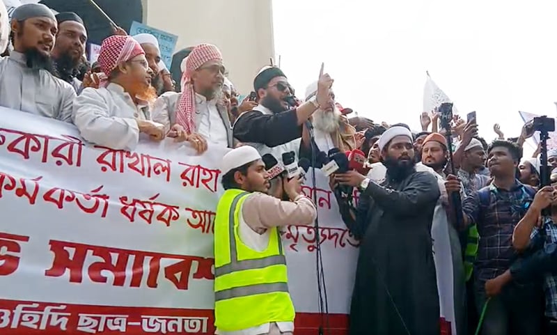 Enayetullah-Abbasi-In-Front-Of-Baitul-Mokarram-21-02-2025