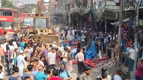 বুধবার রাজধানীর গুলিস্তান এলাকায় ফুটপাতে উচ্ছেদ অভিযান চালায় ঢাকা দক্ষিণ সিটি করপোরেশণ। ছবি: সংগৃহীত