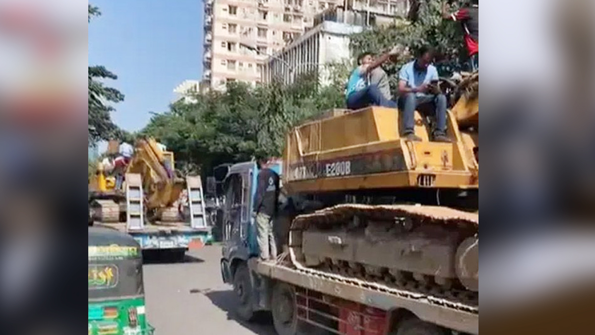 ধানমন্ডি ৩২ নম্বরে ২ এক্সক্যাভেটর নিয়ে বিক্ষোভ