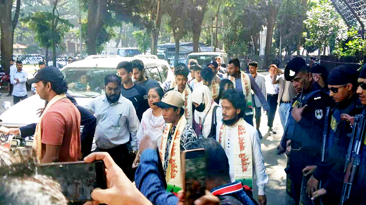 জুলাইয়ে শহিদ ও আহতদের স্বজনরা ট্রাইব্যুনালের সামনে, চান ন্যায়বিচার