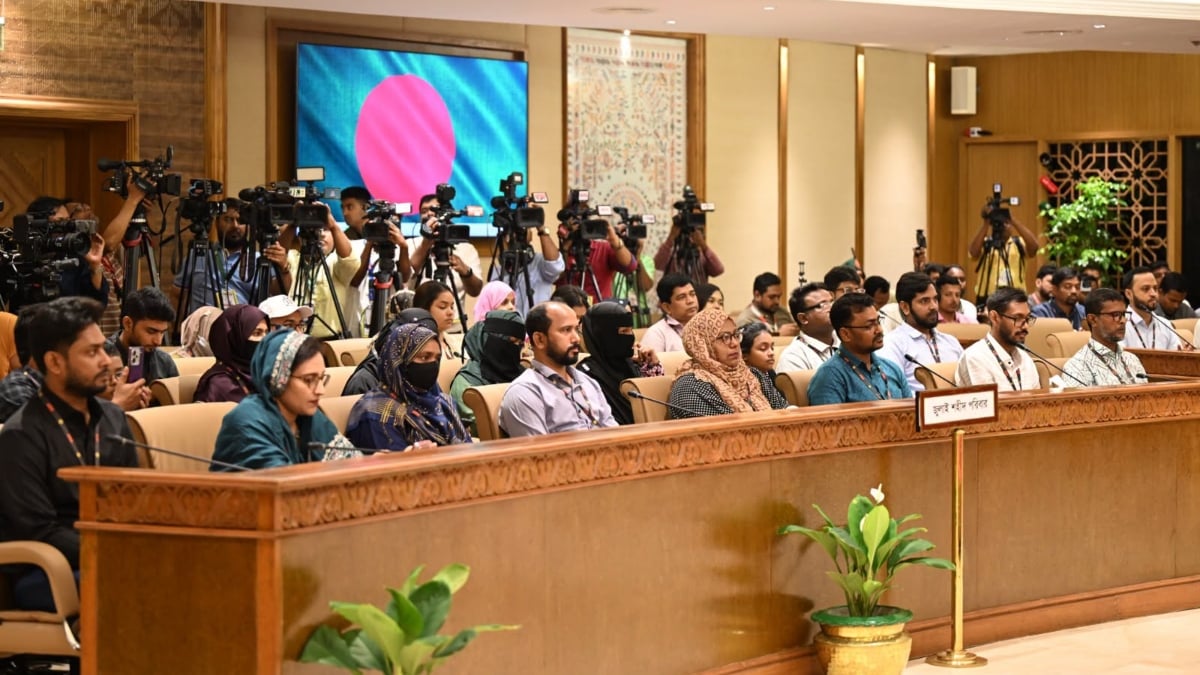 অনুষ্ঠানে উপস্থিত জুলাই শহিদ পরিবারের সদস্যরা। ছবি: পিএমও