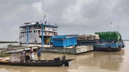স্রোতের বাড়ার অজুহাতে বারবার বন্ধ নাজিরগঞ্জ-ধাওয়াপাড়া ফেরি, ভোগান্তিতে যাত্রীরা