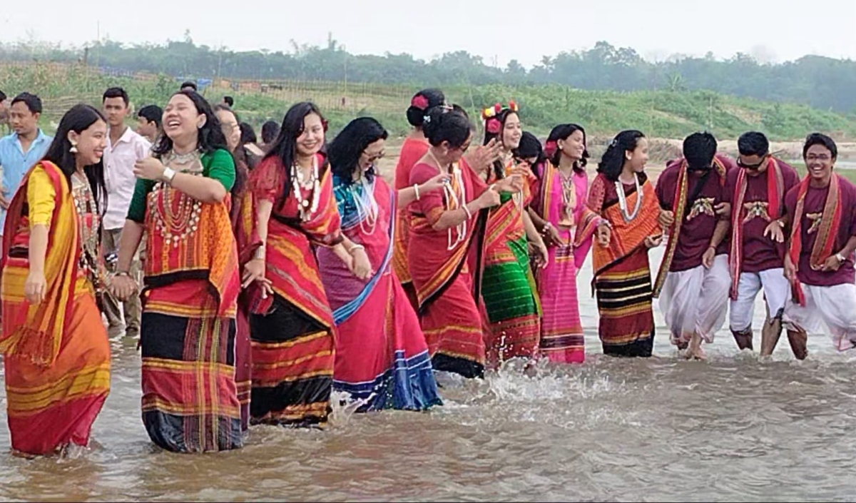 খাগড়াছড়িতে বৈসু উদযাপনে মেতেছে ত্রিপুরা জনগোষ্ঠী। ছবি: রাজনীতি ডটকম