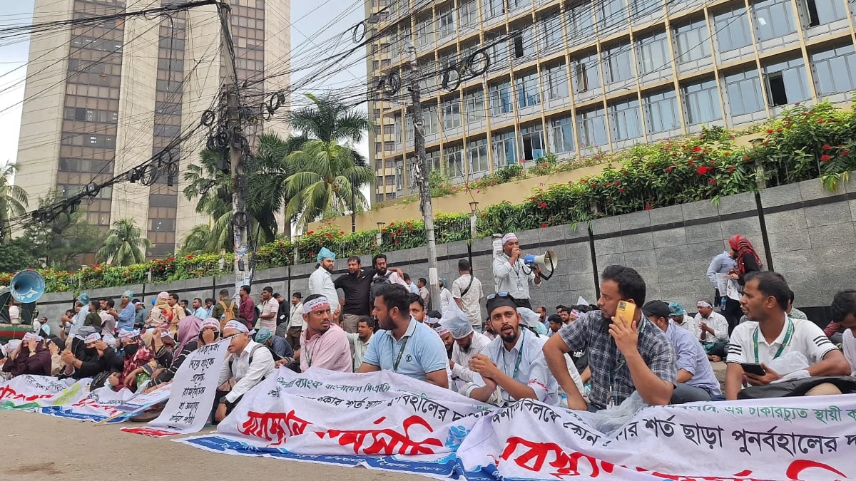 Fighting with Customer Forum, Islami Bank’s Dismissed Employees Hold Sit-in Protest