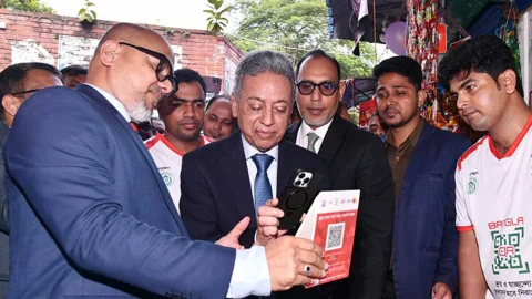 সর্বস্তরের মানুষকে কিউআর কোডভিত্তিক লেনদেনের আওতায় আনা হবে: অর্থমন্ত্রী