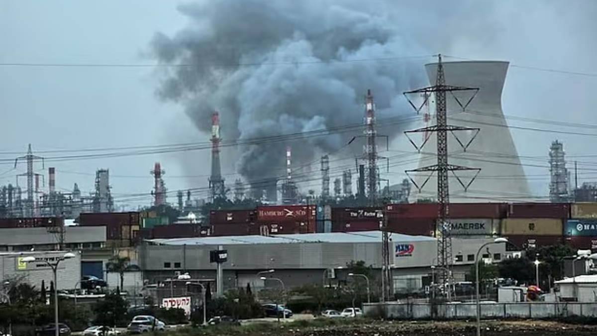 Fire-at-Israeli-oil-refinery-after-Iranian-missile-strike