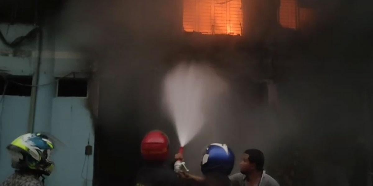 লালবাগে প্লাস্টিক কারখানায় আগুন, নিয়ন্ত্রণে ১১ ইউনিট