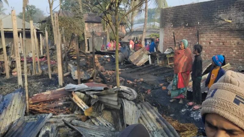 বসতবাড়িতে আগুন, প্রাণ গেল মা-মেয়ের
