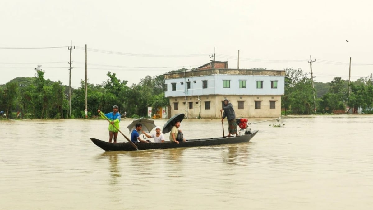 বন্যা-ধসে মৃত্যু বেড়ে ৫৪, পানিবন্দি দেড় লাখের বেশি পরিবার