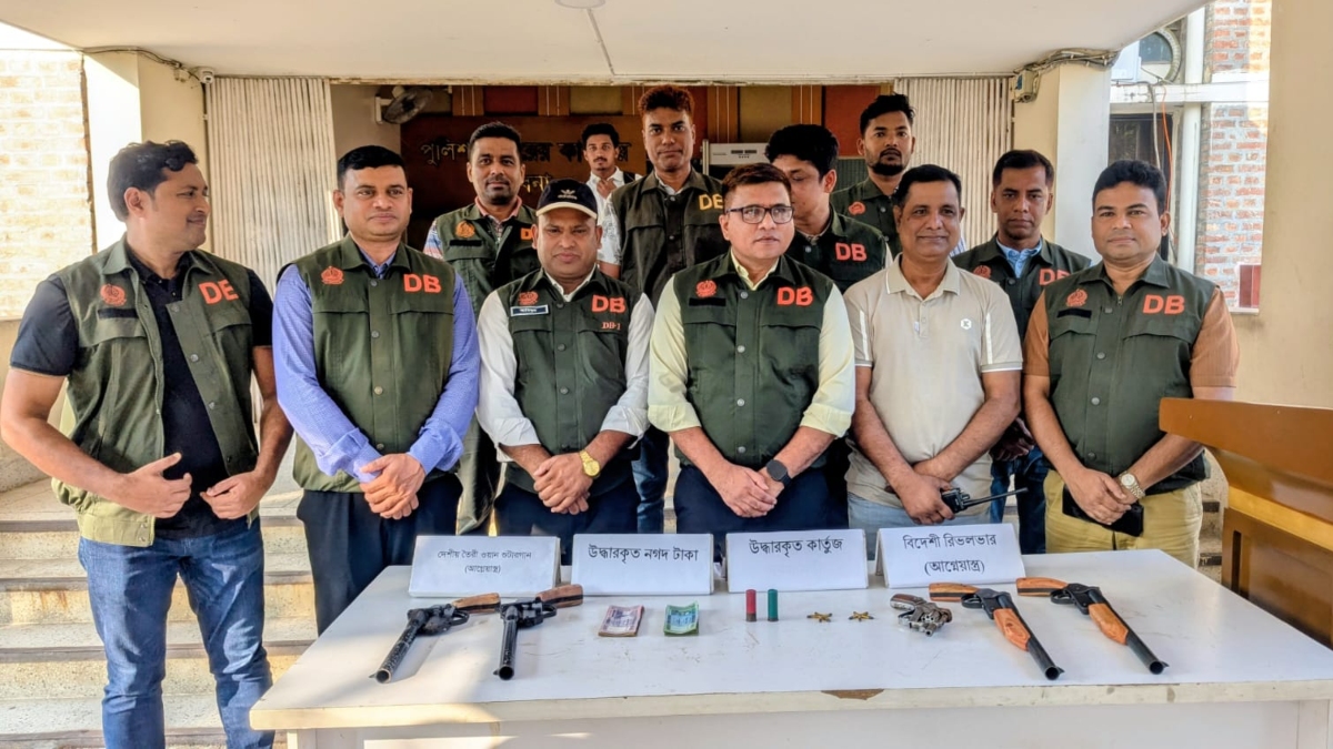 অভিযানে জব্দ চারটি ওয়ান শুটারগান, একটি বিদেশি রিভলবার ও ১২ রাউন্ড গুলি। ছবি: রাজনীতি ডটকম