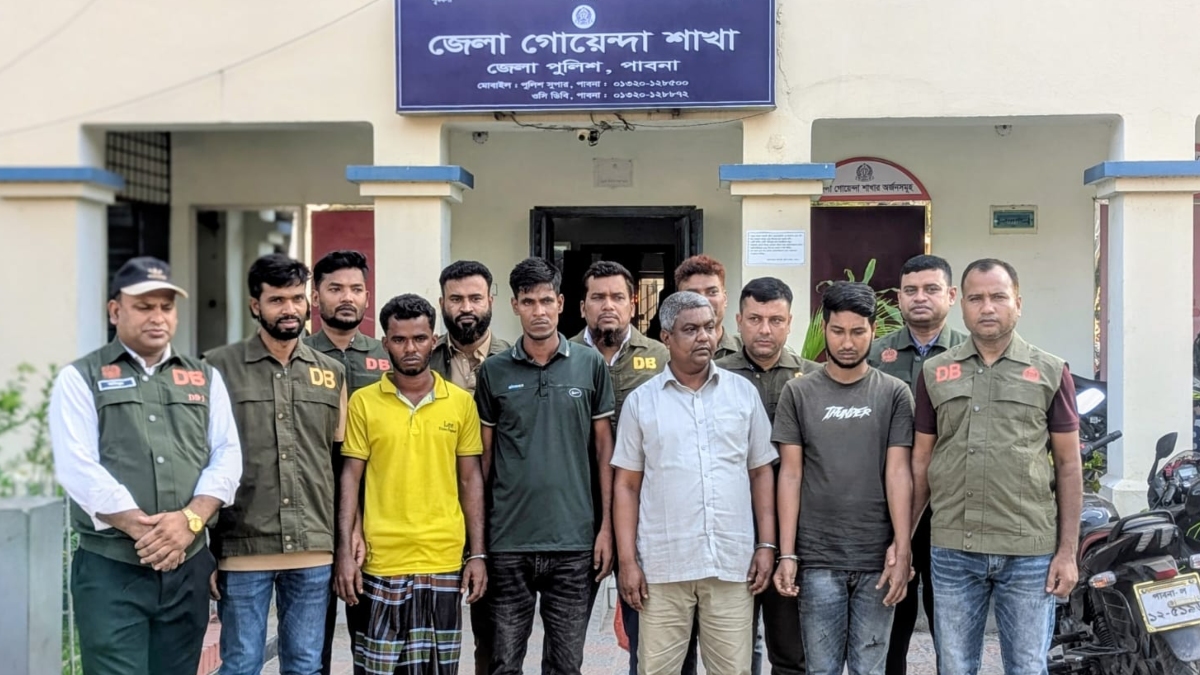 পাবনায় অস্ত্র-গুলিসহ গ্রেপ্তার ৪, ‘অস্ত্র ব্যবসায়ী’ দাবি পুলিশের
