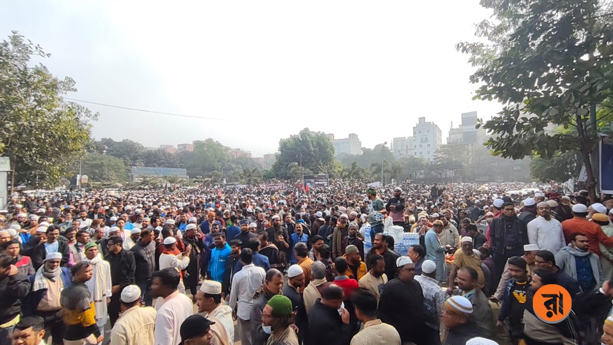 খালেদা জিয়ার জানাজায় অংশ নেওয়া জনতার একাংশ ছবিতে