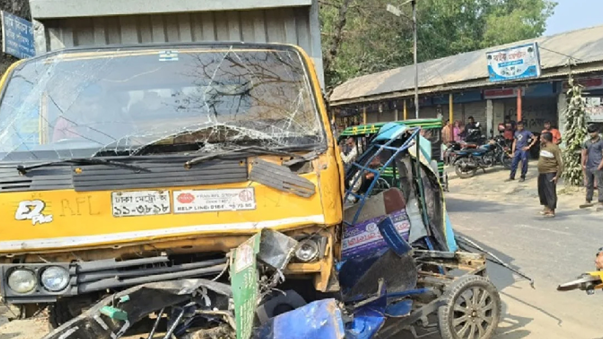 গাইবান্ধায় কাভার্ড ভ্যানের ধাক্কায় ২ যাত্রী নিহত