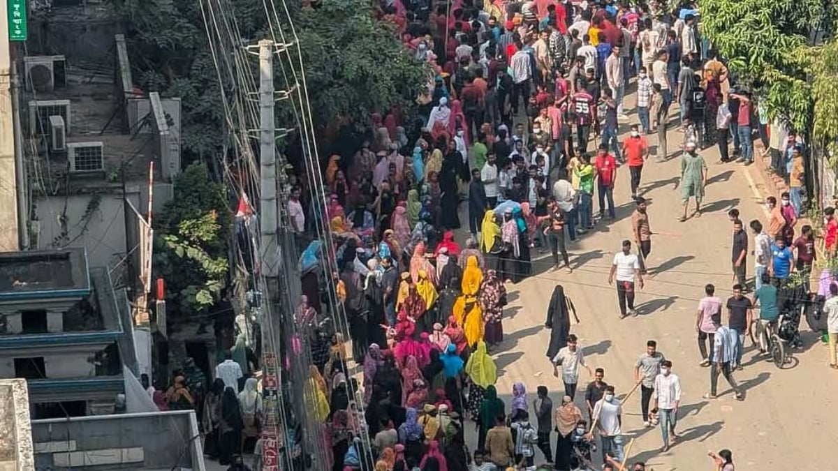প্রায় তিন ঘণ্টা অবরোধের পর দুপুর ১২টার দিকে শ্রমিকরা সড়ক থেকে সরে যান। ছবি: সংগৃহীত